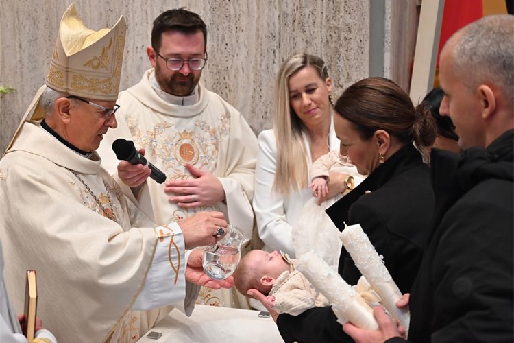 Zagrebačka nadbiskupija u 2025. godini darovala 89700 eura mnogobrojnim obiteljima